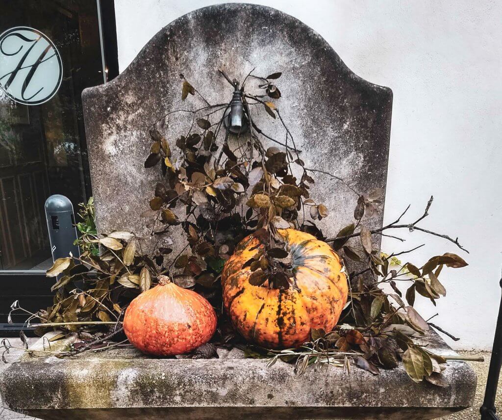 L'Isle-sur-la-Sorgue Hotel Henri fountain pumpkins