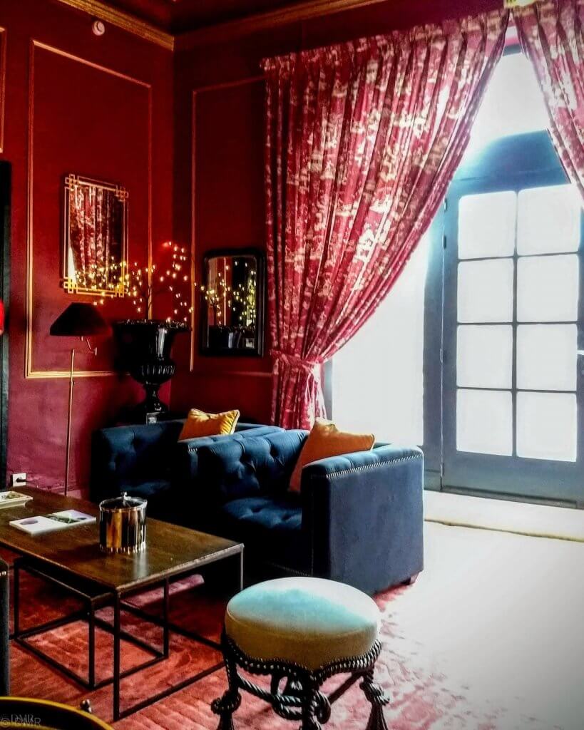 France L'Isle-sur-la-Sorgue Hotel Henri elegant red sitting room