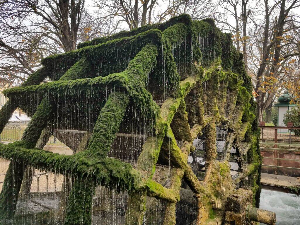 France L'Isle-sur-la-Sorgue waterwheel